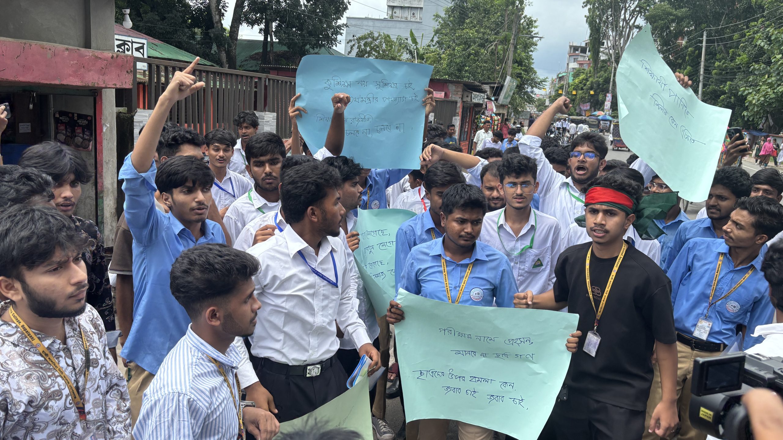 গোপালগঞ্জেও পরীক্ষা স্থগিত ও শিক্ষামন্ত্রীর পদত্যাগের দাবীতে বিক্ষোভ মিছিল