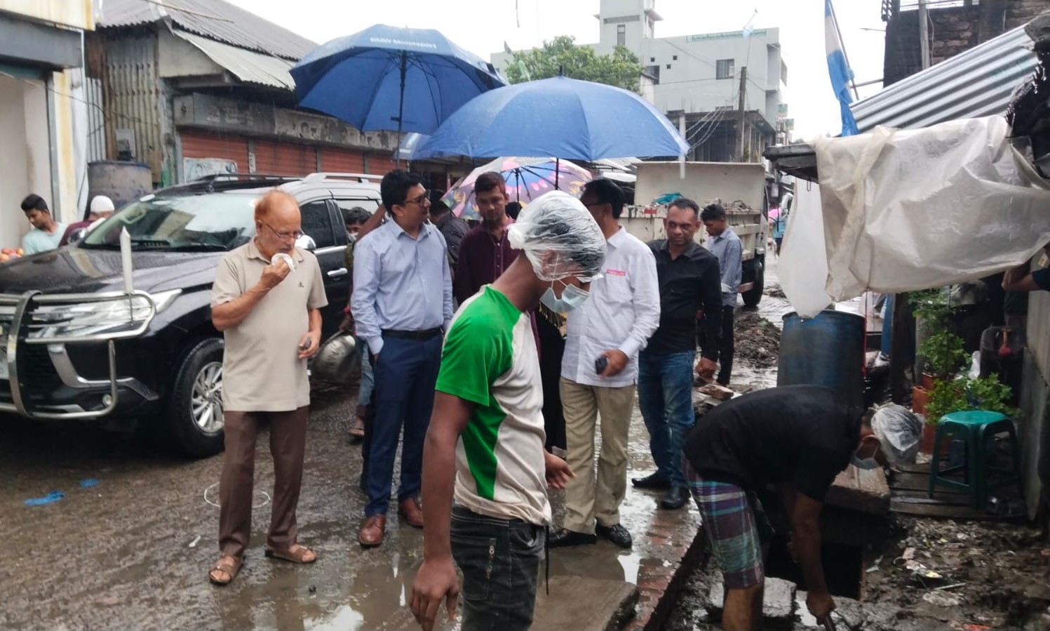 টুঙ্গিপাড়ায় পৌর এলাকার জলাবদ্ধতা দূর করতে ড্রেন পরিষ্কার অভিযান শুরু