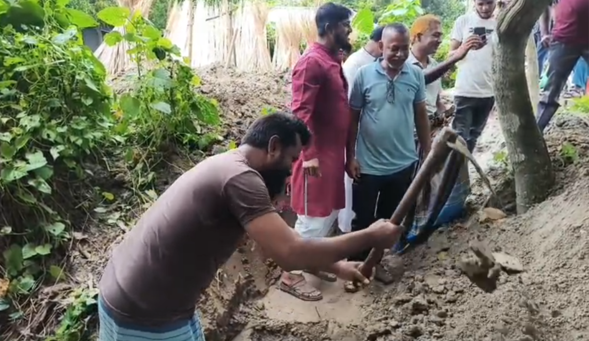 এমপির নির্দেশে টুঙ্গিপাড়ায় উন্মুক্ত হলো বন্ধ কালভার্ট, জলাবদ্ধতা থেকে মুক্তি পেল ৩০০ পরিবার