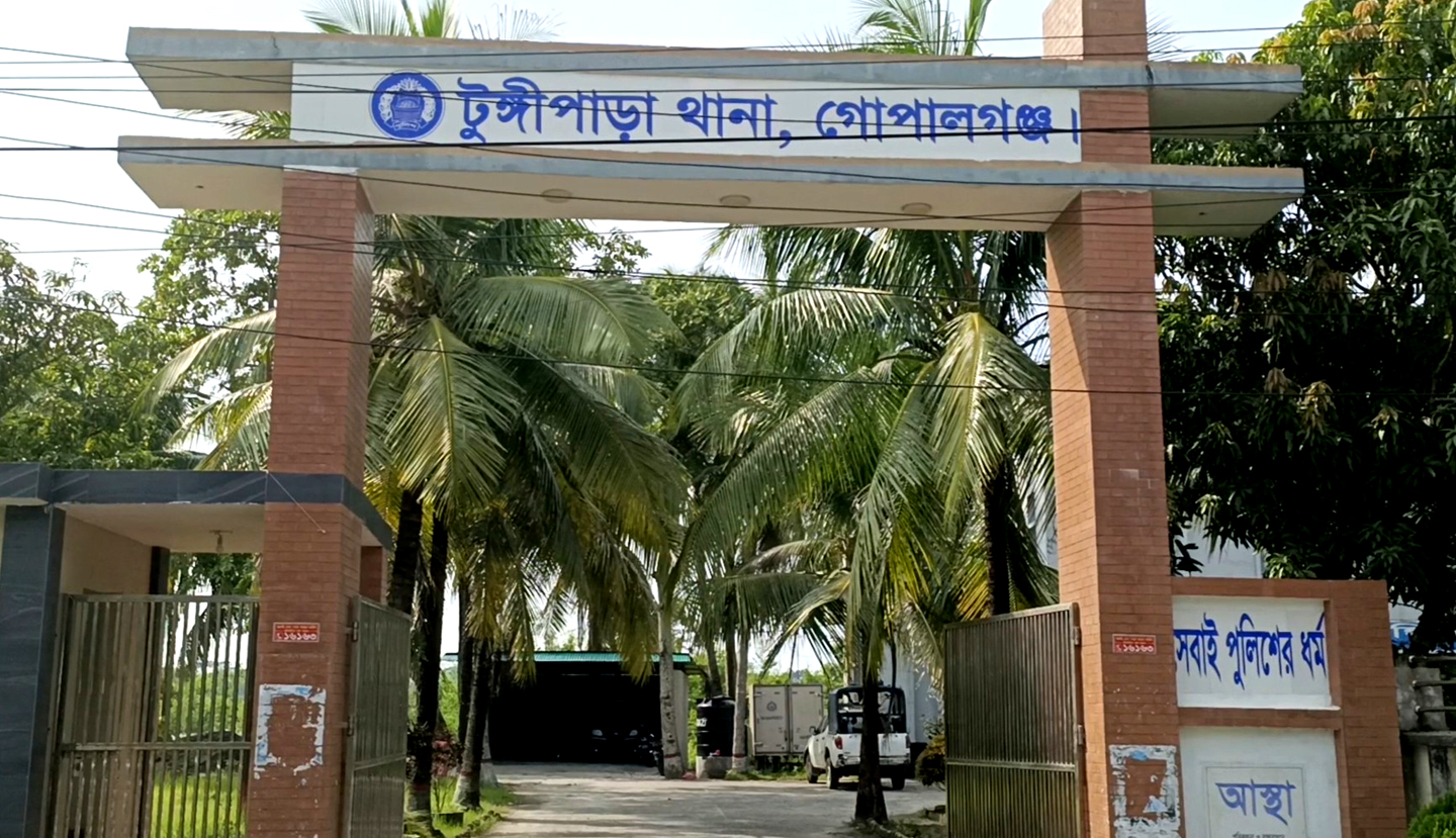 টুঙ্গিপাড়ায় “৩৬ শে জুলাই” তোরণে আগুন; ৭৫ জনকে আসামি করে মামলা, গ্রেপ্তার ১