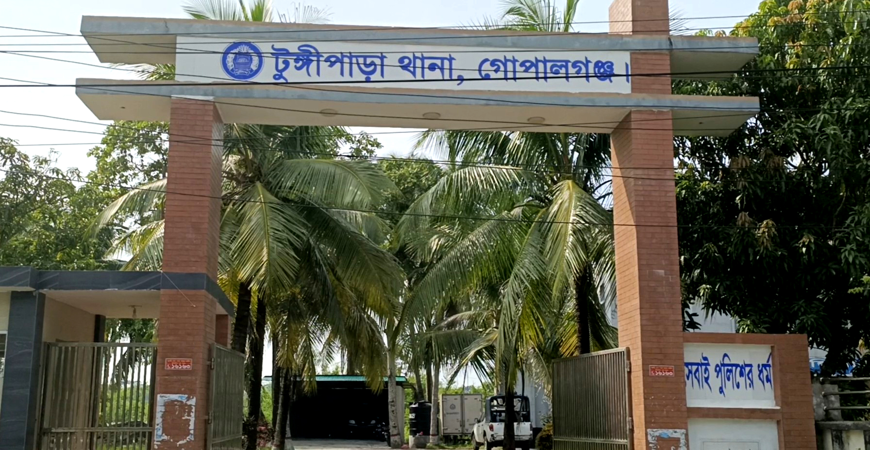 টুঙ্গিপাড়ায় ঘরের আড়ার সঙ্গে ঝুলছিল গৃহবধূর মরদেহ!ময়নাতন্তের জন্য লাশ মর্গে