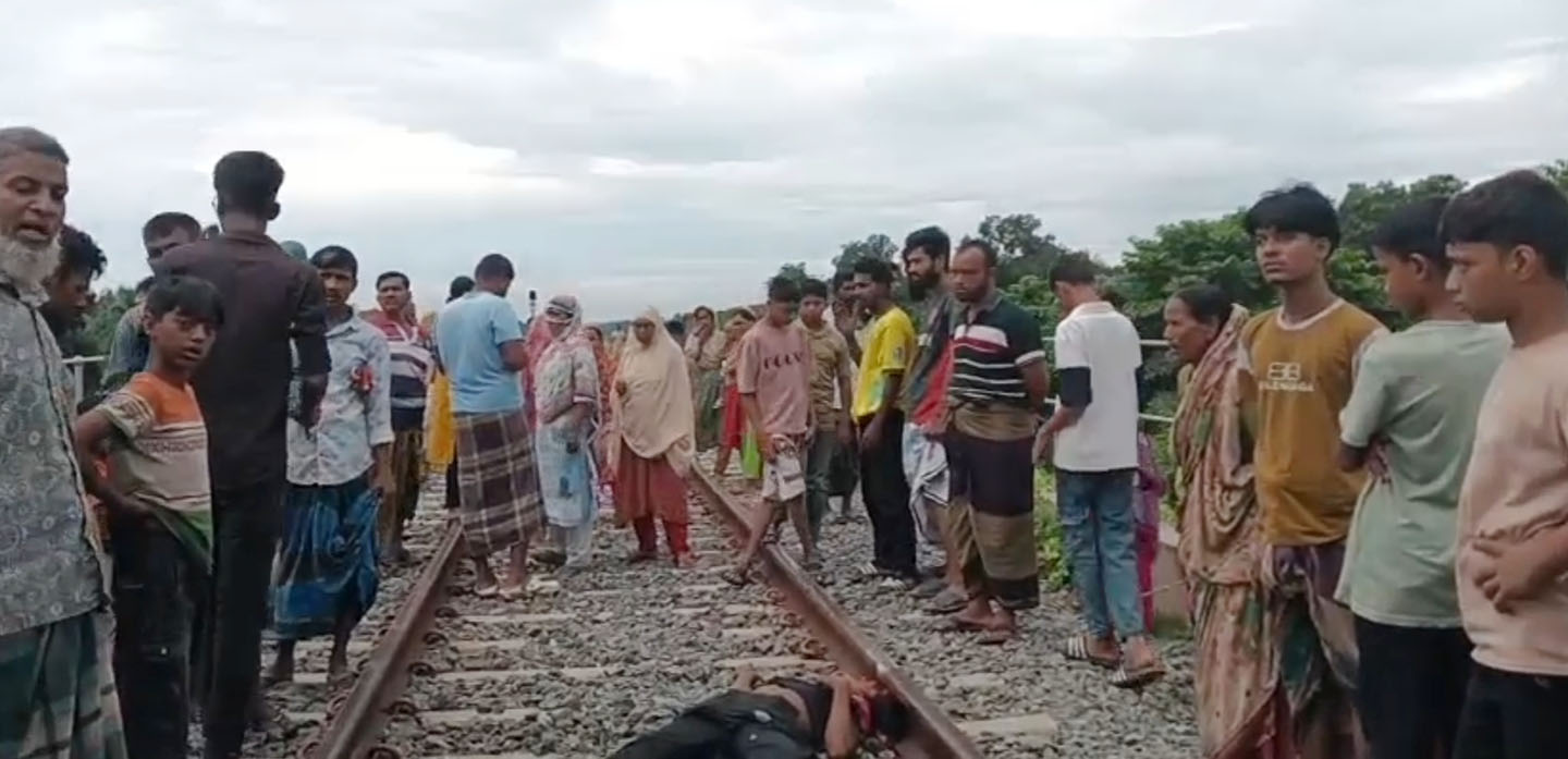 কাশিয়ানীতে রেললাইনে বসে গল্প। কাটা পড়ে প্রাণ গেল দুই যুবকের