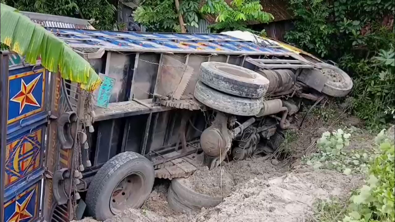 গোপালগঞ্জে আটাবোঝাই ট্রাক বসতঘরে উল্টে পড়ায়, ঘুমন্ত অন্তঃসত্ত্বা নারীর মৃত্যু