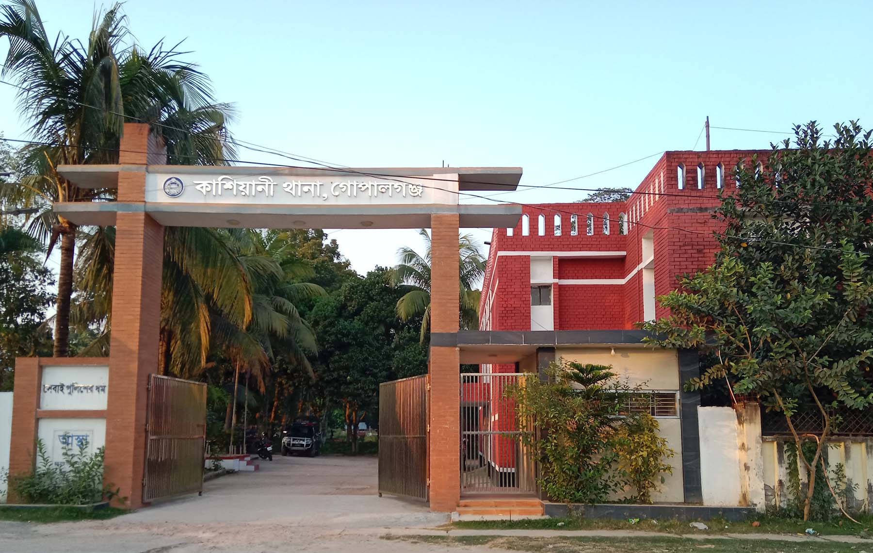 কাশিয়ানীতে বাস ও মোটরসাইকেলের মুখোমুখি সংঘর্ষে নিহত ১