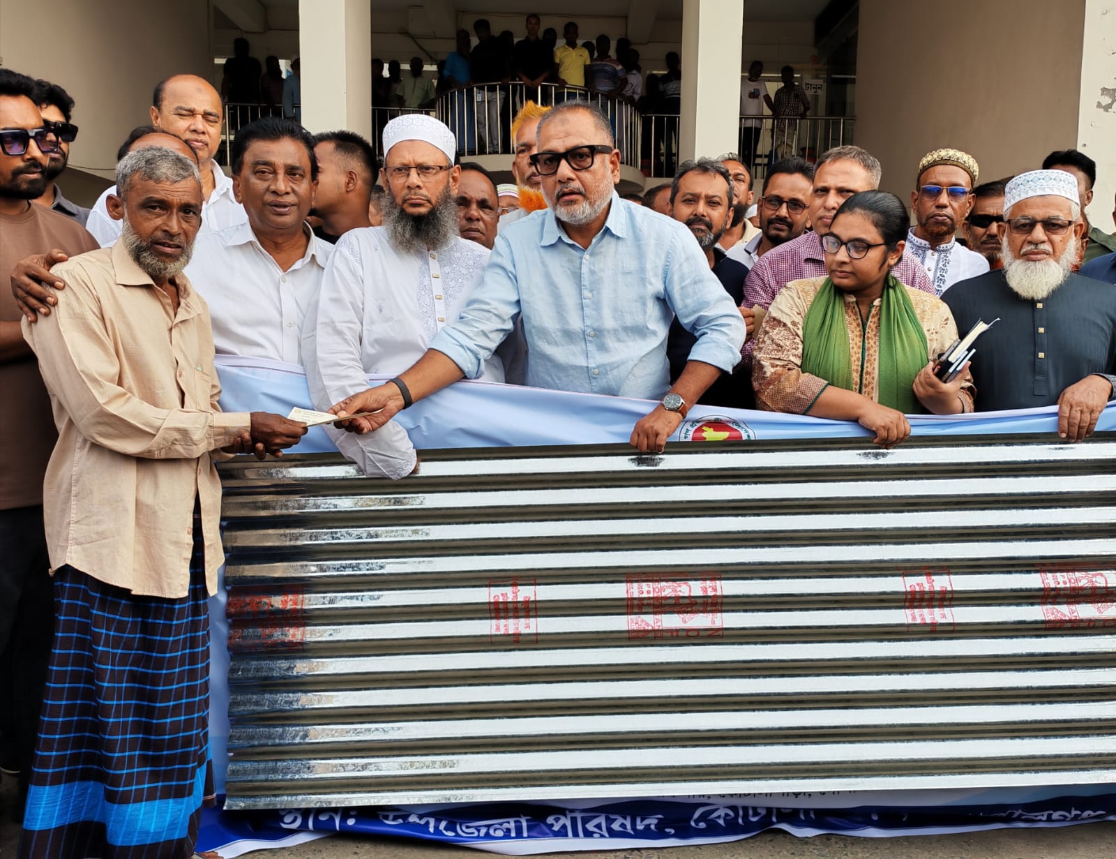 দরিদ্র মানুষদের ভাগ্য উন্নয়নে কাজ করে যাচ্ছে বর্তমান সরকার