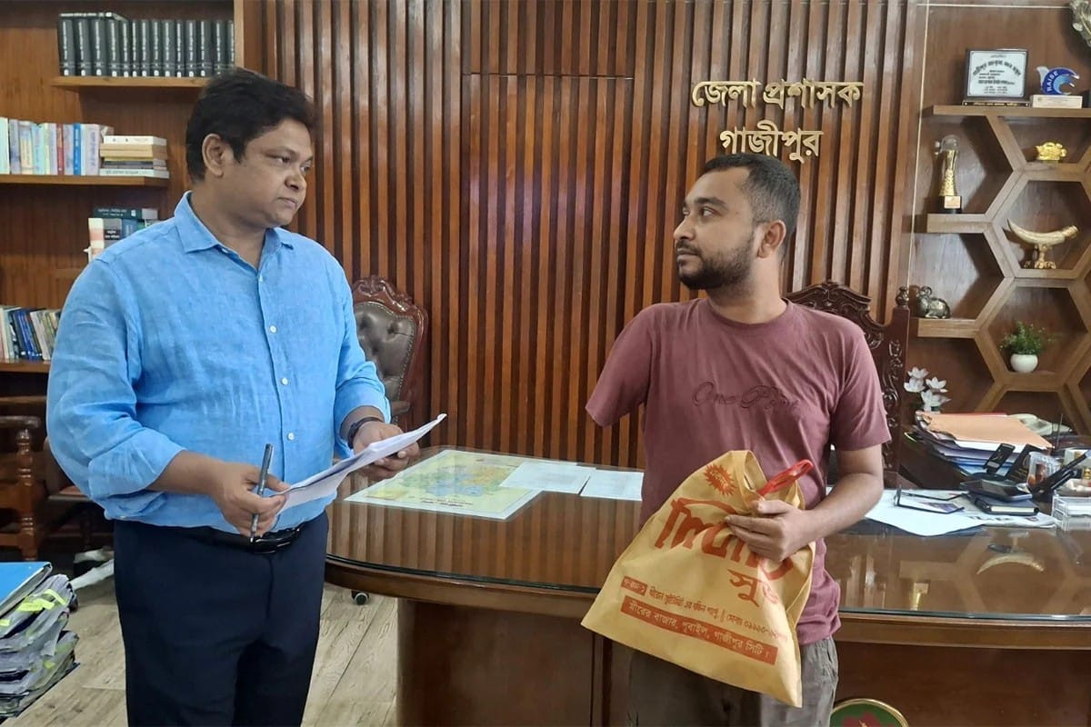 গণশুনানিতে মানুষের কথা শুনে তাৎক্ষণিক সমাধানে গাজীপুরের ডিসি
