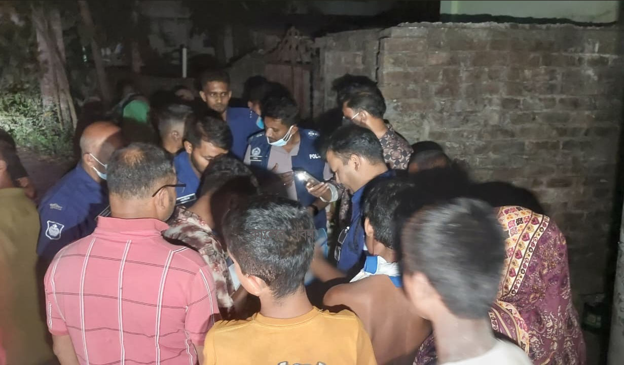 গোপালগঞ্জে দরজা ভেঙ্গে নারীর গলিত মরদেহ উদ্ধার করেছে পুলিশ