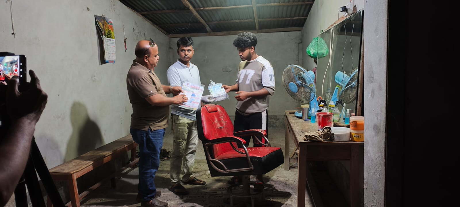 গোপালগঞ্জে ডেঙ্গু প্রতিরোধে ‘স্বপ্ন ফেরিওয়ালা’ দিল পঞ্চাশ পরিবারকে বিভিন্ন উপকরণ