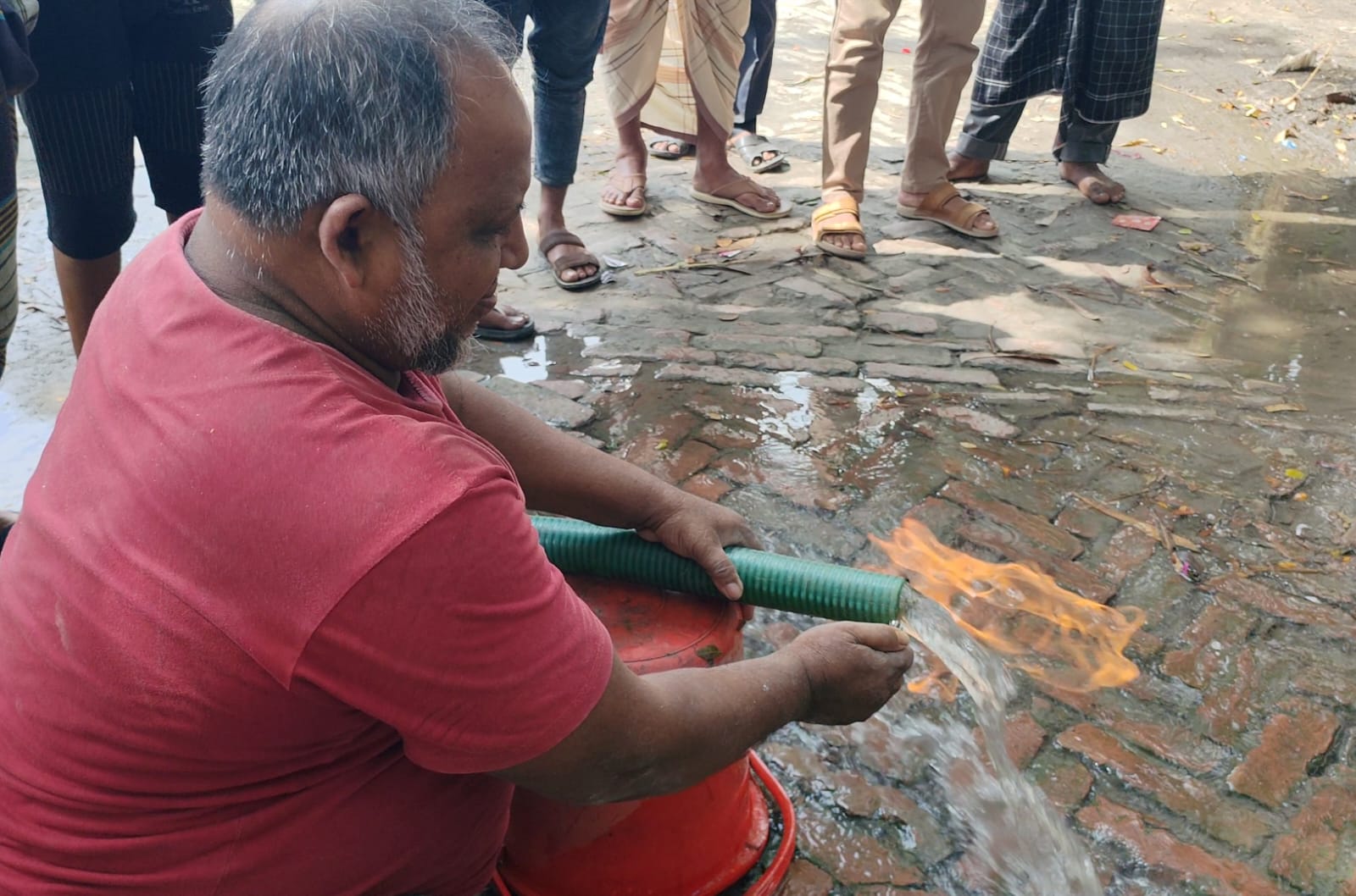 কোটালীপাড়ায় সাবমারসিবল পাম্পের পানির সঙ্গে বের হচ্ছে গ্যাস, জ্বলছে আগুন